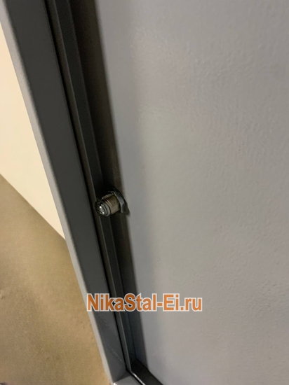 Металлический люк для сокрытия коммуникаций Металлический люк для сокрытия коммуникаций