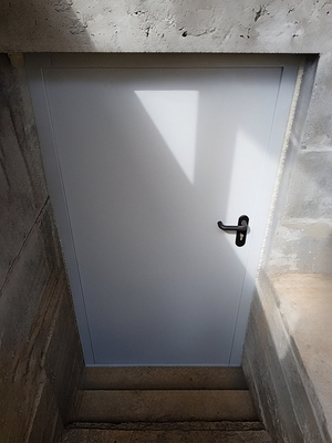 Дверь в подвальное помещение Дверь в подвальное помещение