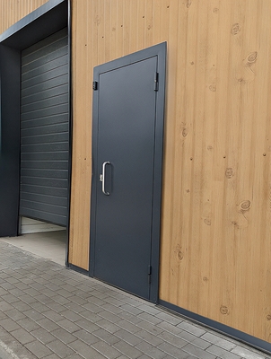 Дверь в здании автовокзала