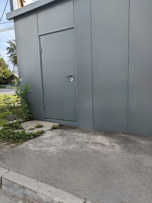 Стальная дверь в магазине