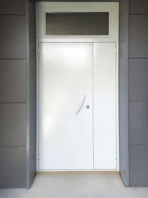 Белая дверь с фрамугой