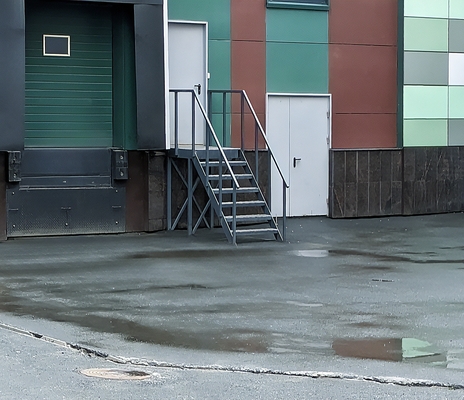 Двери в торговом комплексе