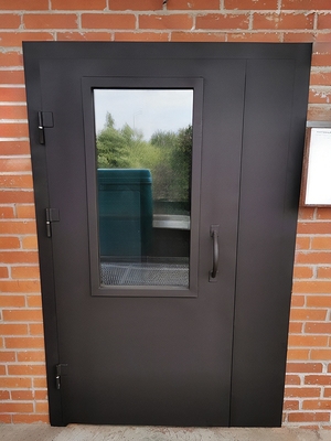 Коричневая дверь со стеклом Коричневая дверь со стеклом