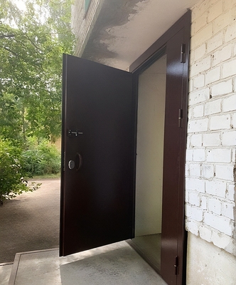 Полуторная коричневая дверь Полуторная коричневая дверь