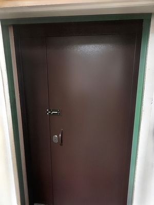 Полуторная коричневая дверь