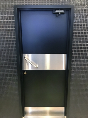 Дверь с отбойниками