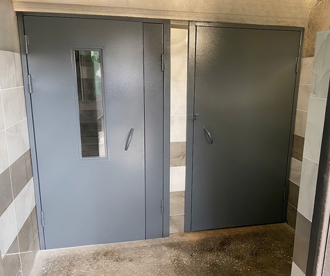 Двери в подъезде