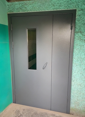 Подъездная дверь с окном Подъездная дверь с окном