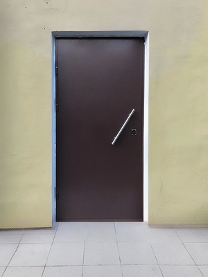 Стальная дверь с ручкой-скобой