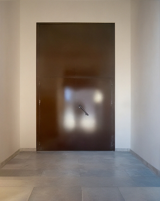 Нестандартная подъездная дверь