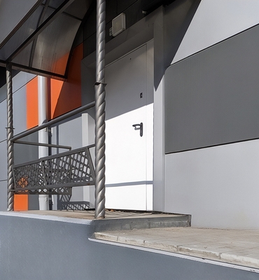 Белая уличная дверь