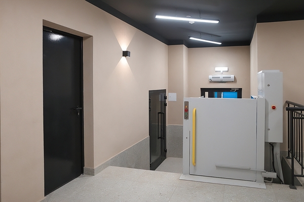 Дверь в жилом комплексе Дверь в жилом комплексе