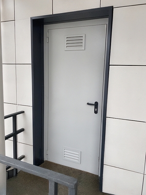 С двумя вентрешетками С двумя вентрешетками