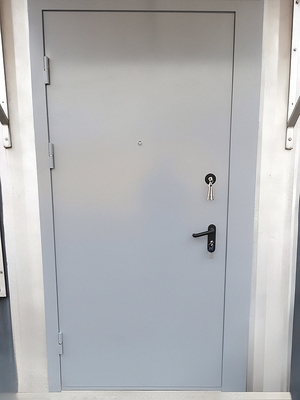 Серая стальная дверь Серая стальная дверь