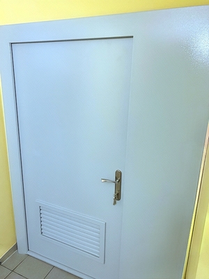 Дверь с вентрешеткой