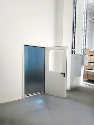 Остекленная дверь на производстве Остекленная дверь на производстве