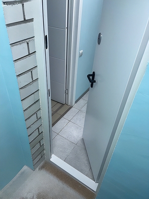 Узкая стальная дверь Узкая стальная дверь