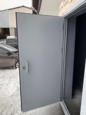 Стальная дверь с ручкой-скобой