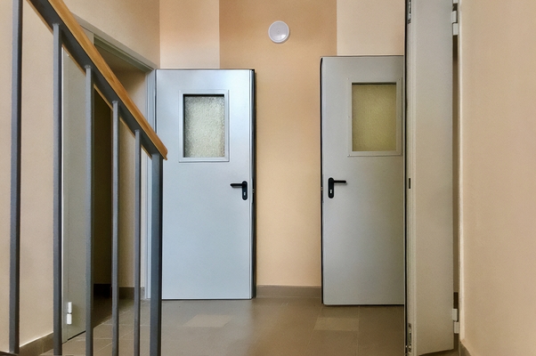 Двери с остеклением