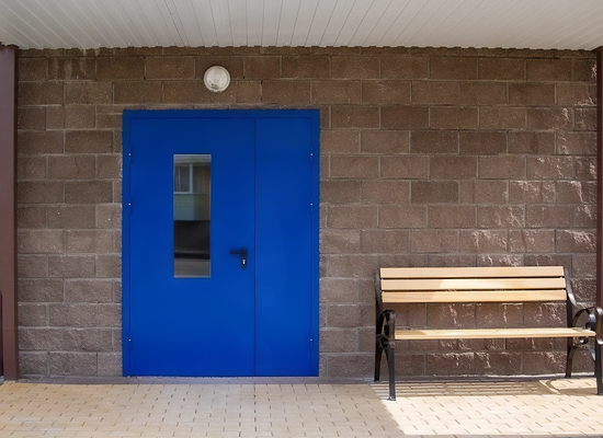 Синяя полуторная дверь с окном