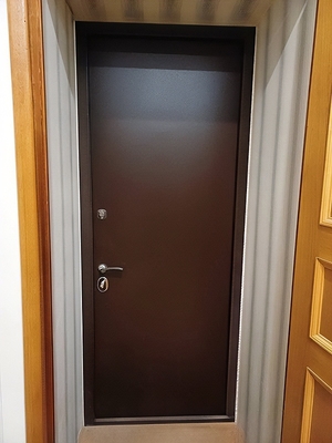 Коричневая стальная дверь