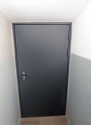 Серая глухая дверь