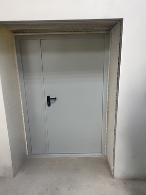 Дверь в сером цвете