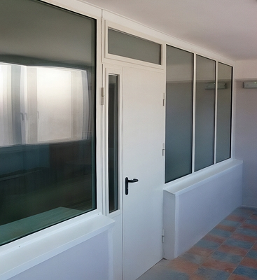 С остекленной фрамугой