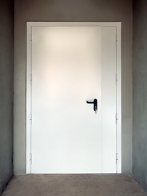 Белая полуторная дверь