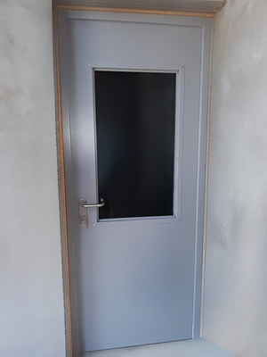 Остекленная стальная дверь