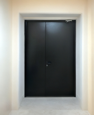 Черная противопожарная дверь