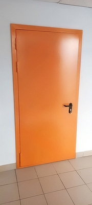 Дверь оранжевого цвета Дверь оранжевого цвета
