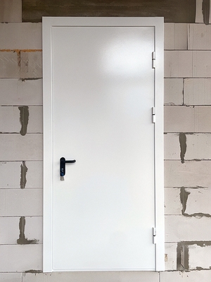 Дверь в строящемся здании