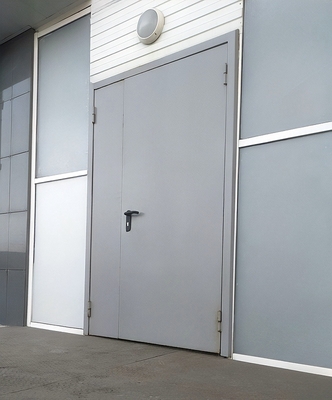 Серая уличная дверь