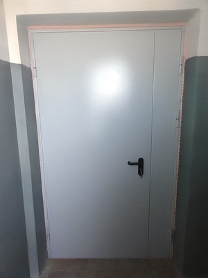 Серая огнезащитная дверь