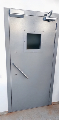 Дверь с окном и доводчиком