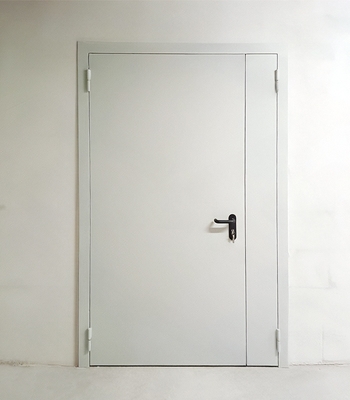 Белая глухая дверь