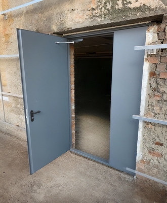 Серая полуторная дверь Серая полуторная дверь