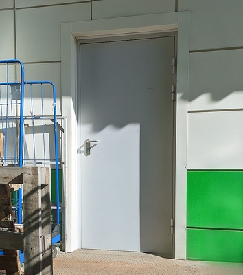 Дверь на выходе из магазина Дверь на выходе из магазина