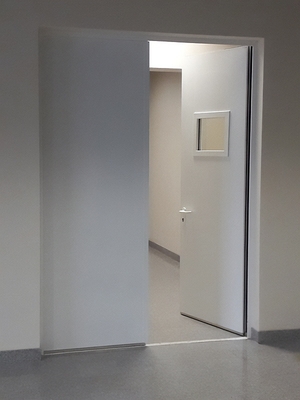 Белая дверь с окном