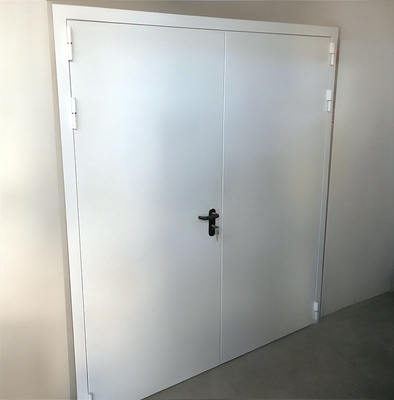 Белая равностворчатая дверь