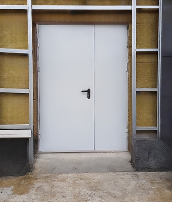 Дверь на уличном выходе Дверь на уличном выходе