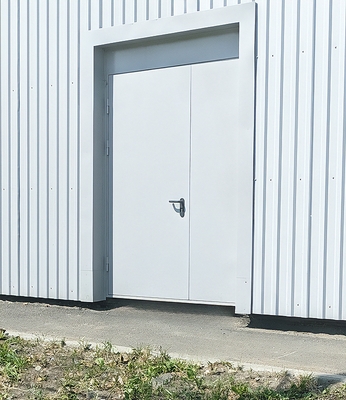 Дверь на уличном выходе