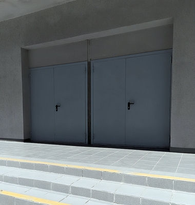 Двупольные двери в спорткомплексе