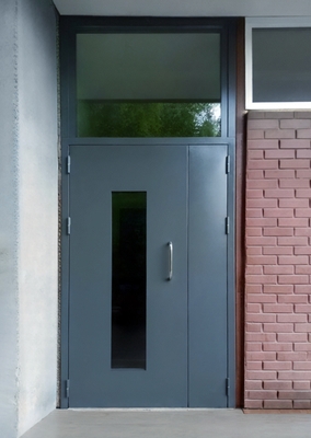 С остекленной верхней вставкой