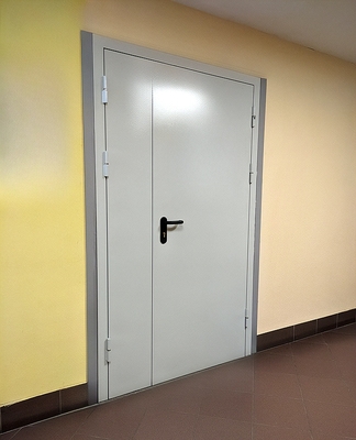 Дверь в офисном центре