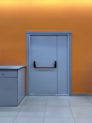 Дверь серого цвета