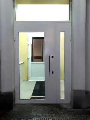 С большим остеклением С большим остеклением