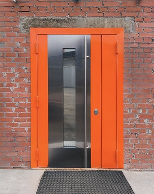 Оранжевая дверь с длинной ручкой Оранжевая дверь с длинной ручкой