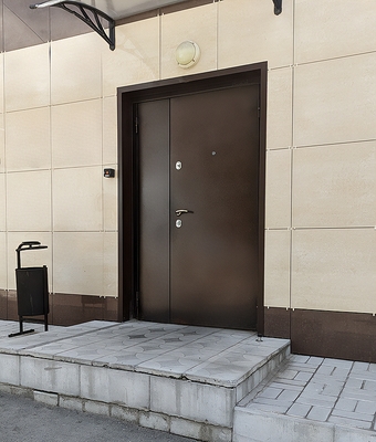 Полуторная коричневая дверь